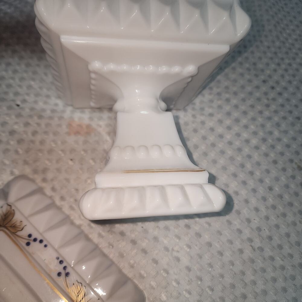VINTAGE WESTMORELAND MILK GLASS LIDDED WEDDING BOX CANDY PEDESTAL DISH 1950 - Picture 7 of 10